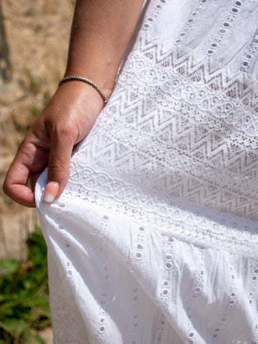 Falda blanca bordada