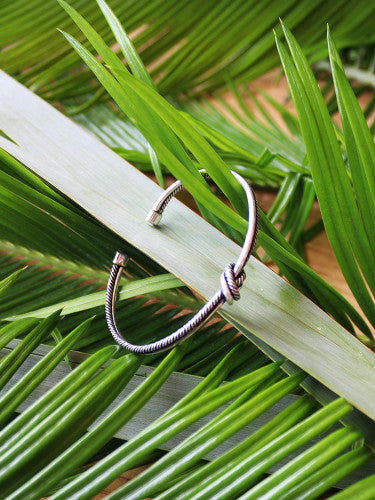Brazalete con nudo plateado