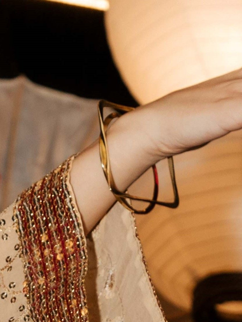 Brazalete fino dorado cuadrado