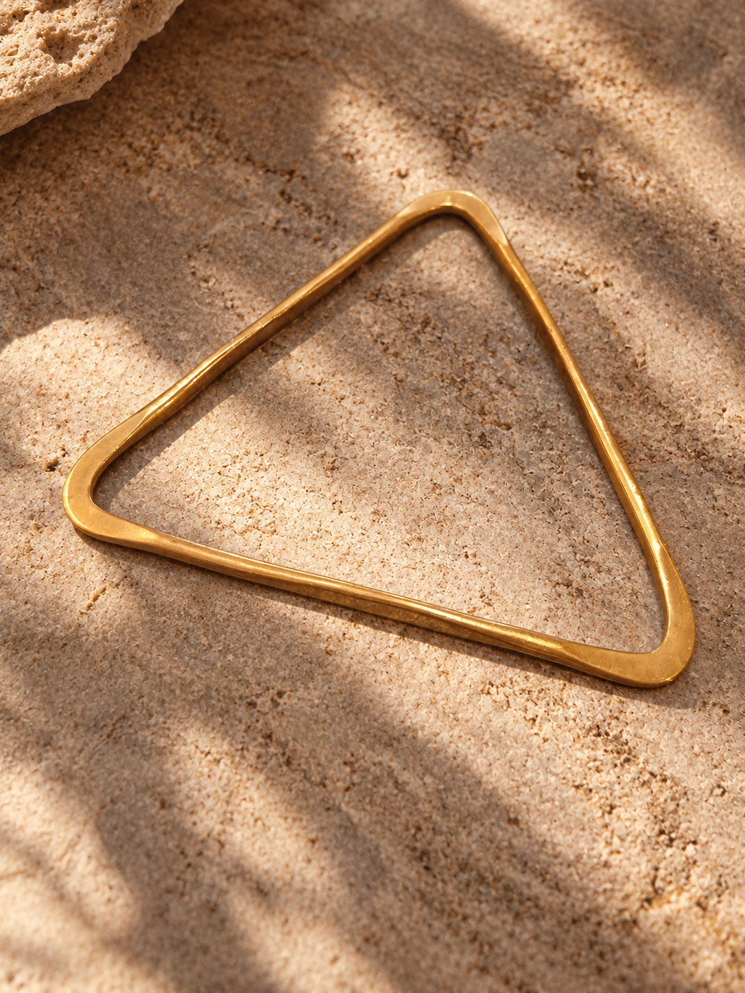 Brazalete fino dorado triangulo
