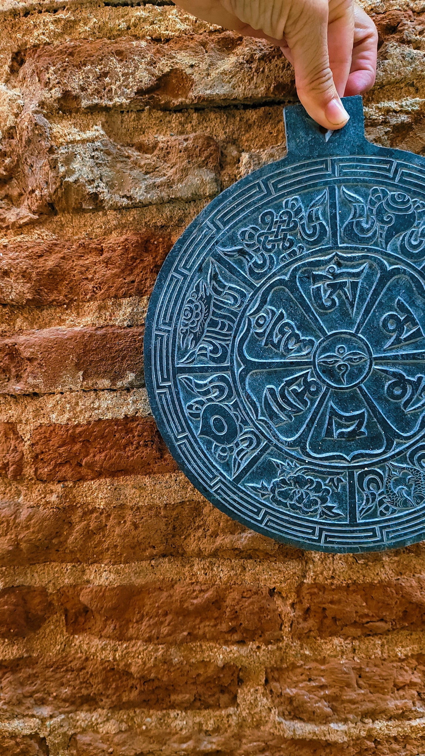 Piedra tallada mandala mantra 23 cm dia