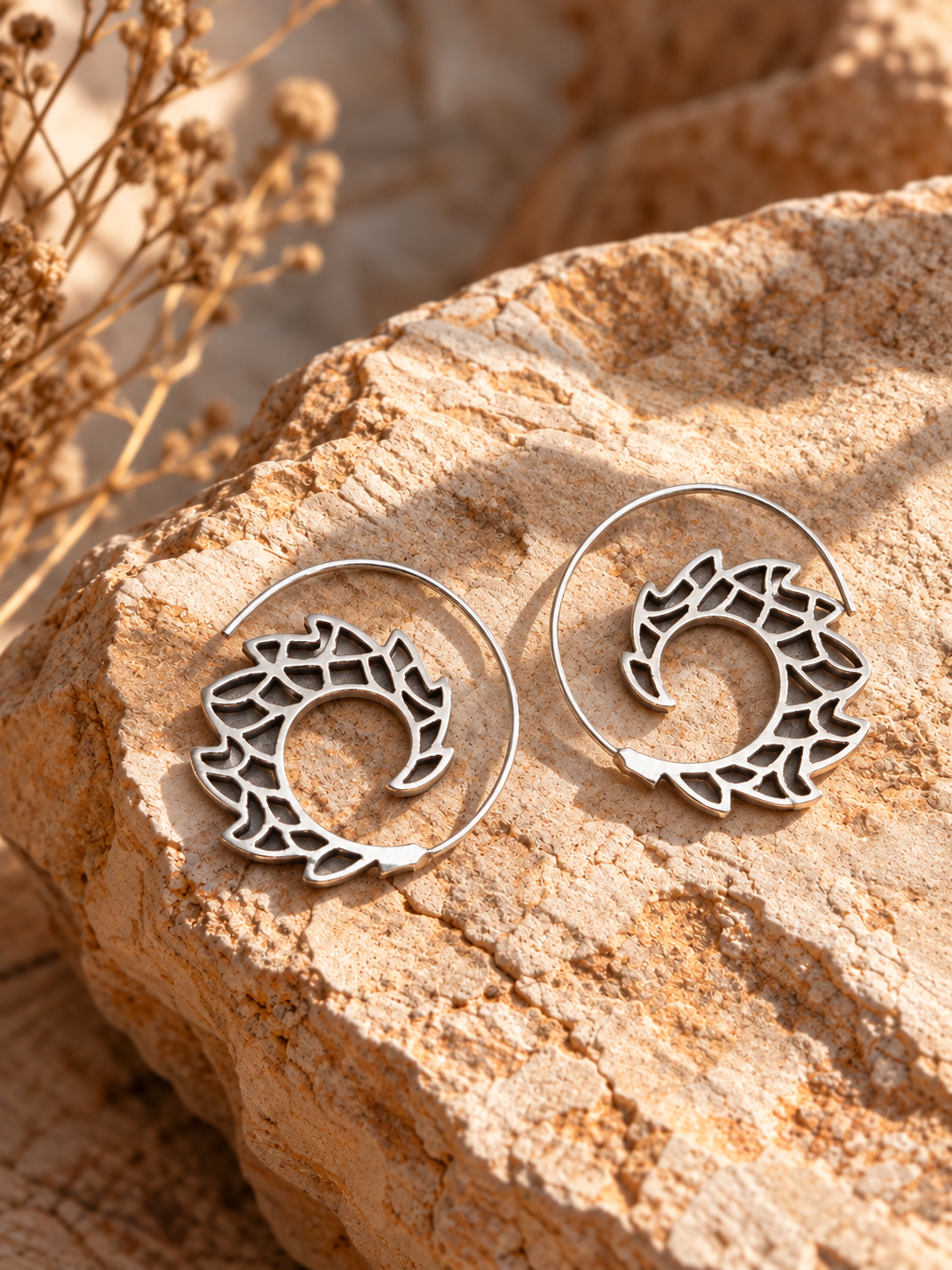 Pendiente espiral Aakaar plateado
