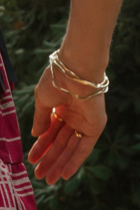 Brazalete fino dorado héxagono