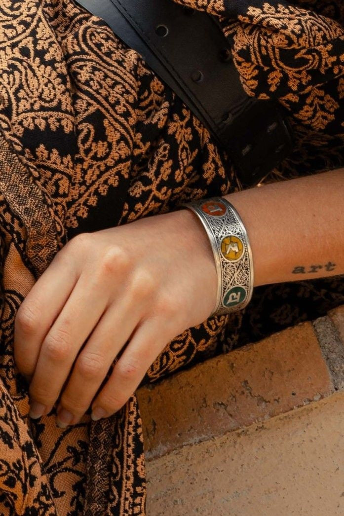 Brazalete Grabado Símbolos Color