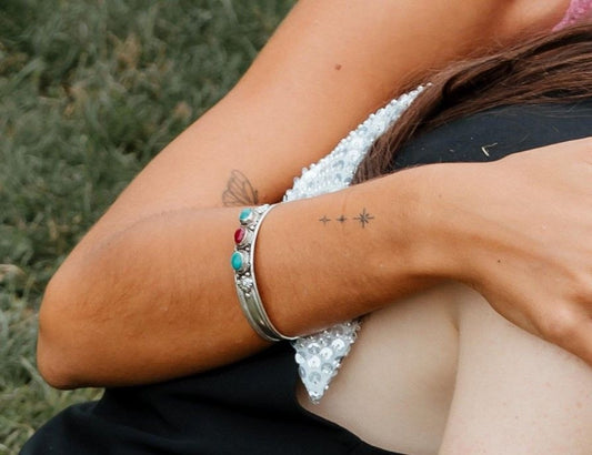 Brazalete con tres piedras