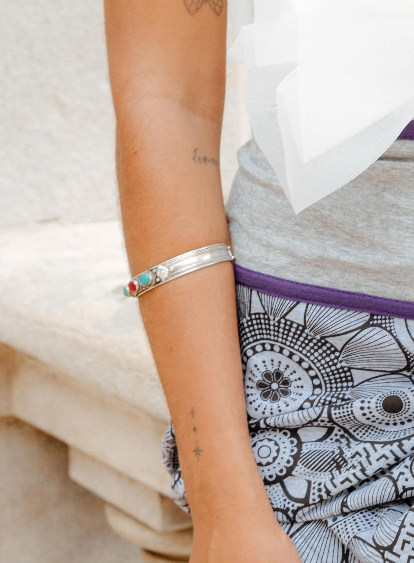 Brazalete con tres piedras