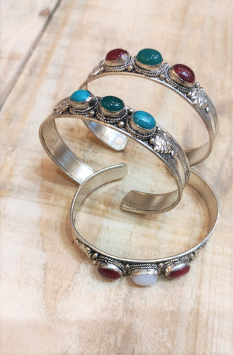 Brazalete con tres piedras