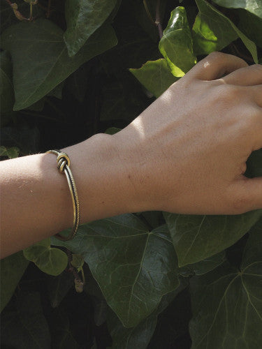 Brazalete con nudo dorado