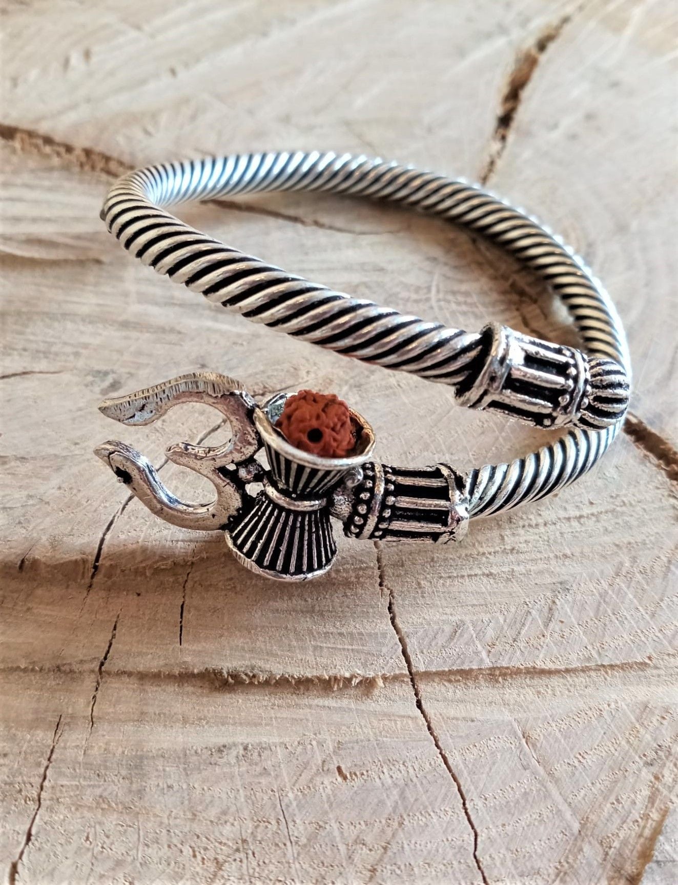 Brazalete con una Rudraksha