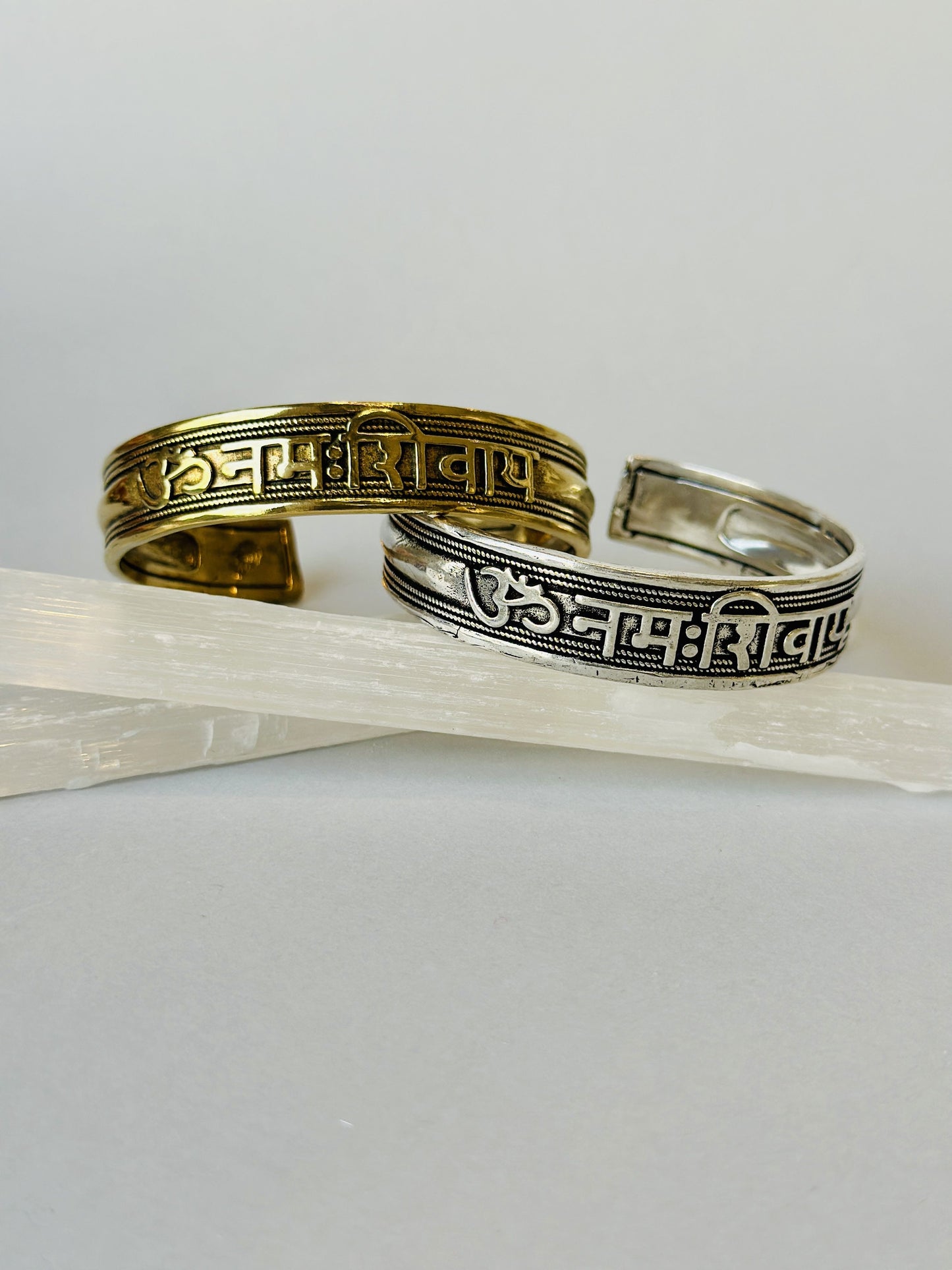 Brazalete grabado mantra dorado