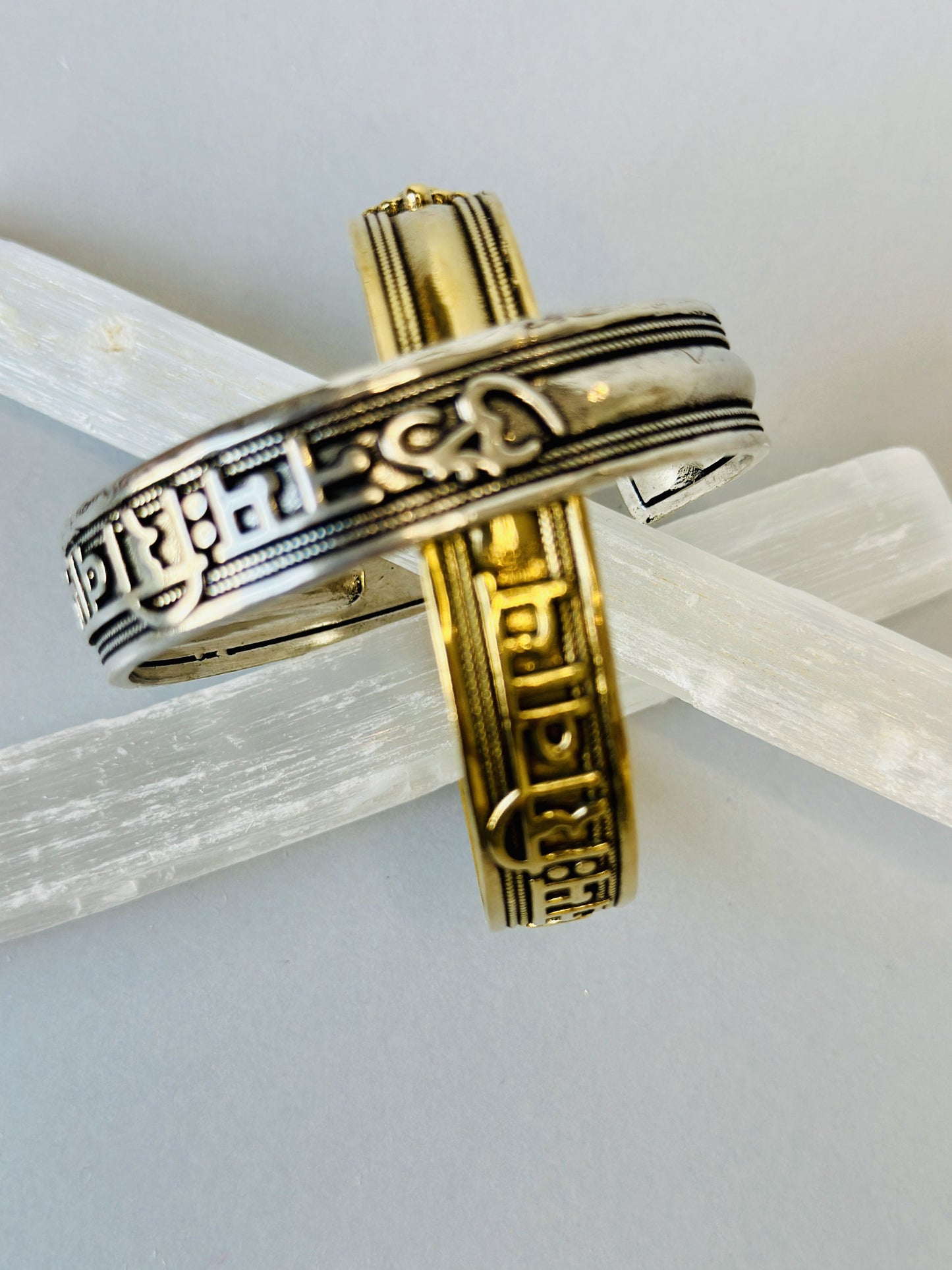 Brazalete grabado mantra dorado