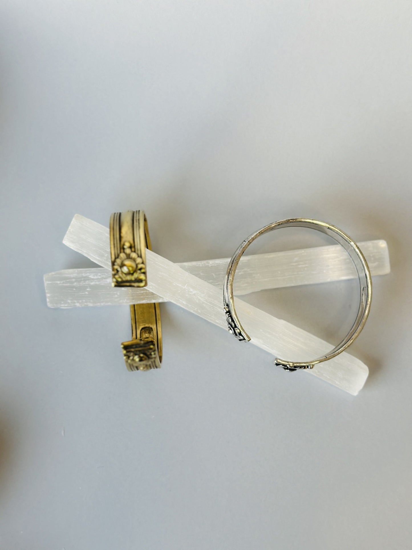 Brazalete grabado mantra dorado