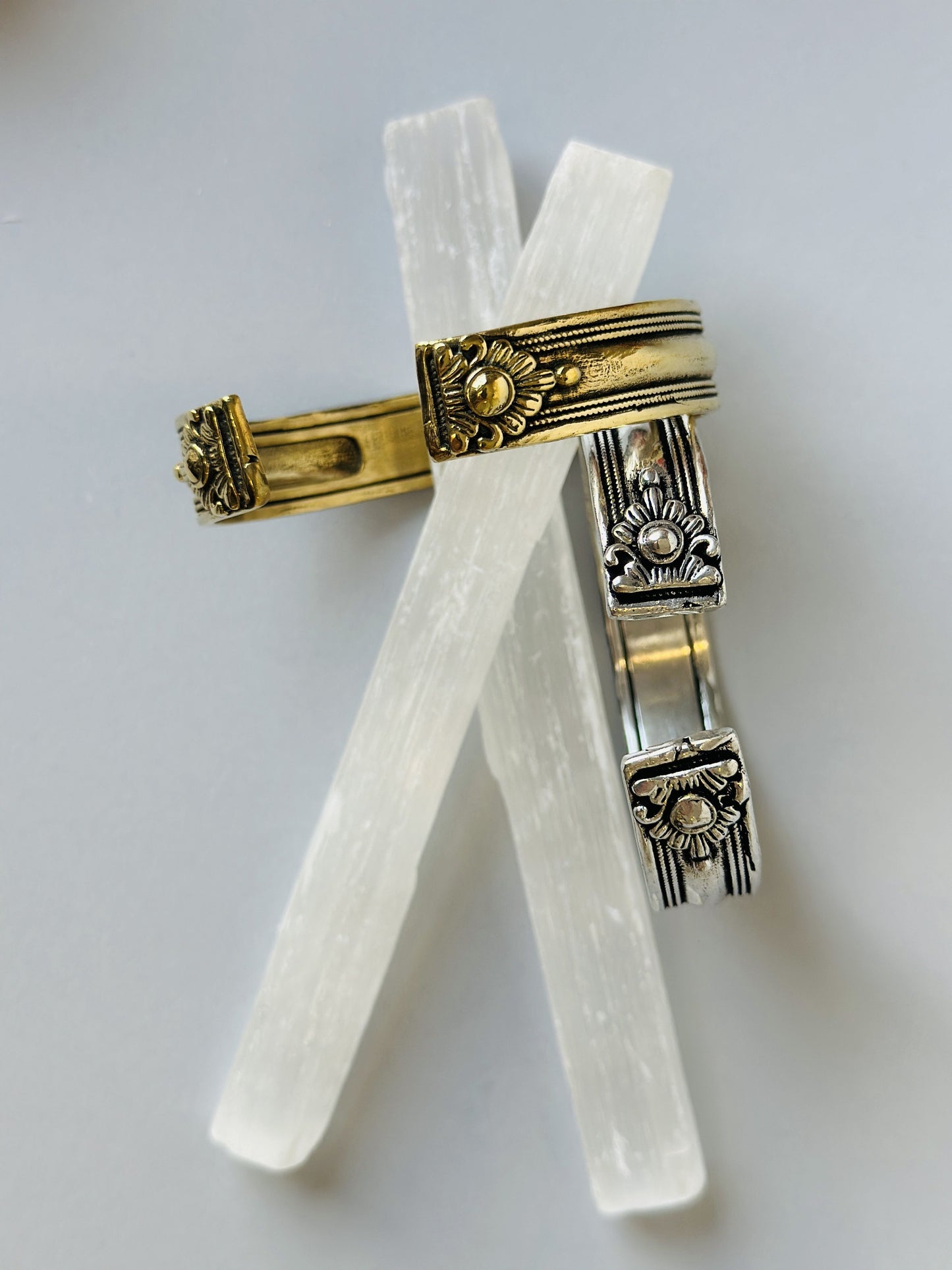 Brazalete grabado mantra dorado