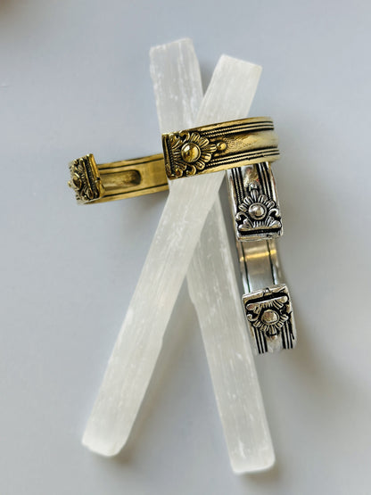 Brazalete grabado mantra dorado