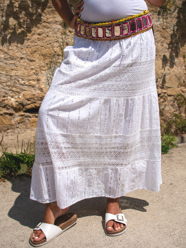 Falda blanca bordada