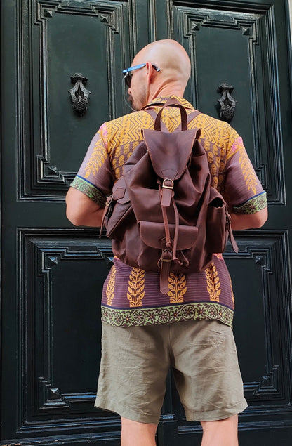 Mochila grande de piel con bolsillos a los lados