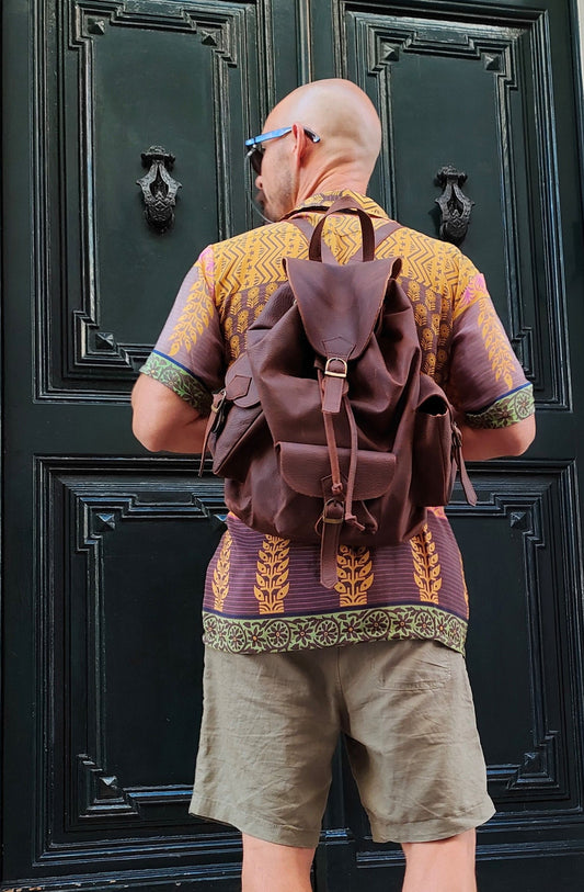 Mochila grande de piel con bolsillos a los lados