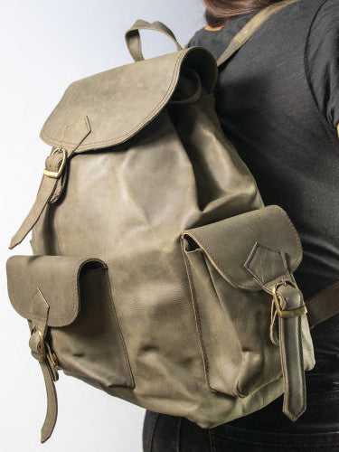 Mochila grande de piel con bolsillos a los lados