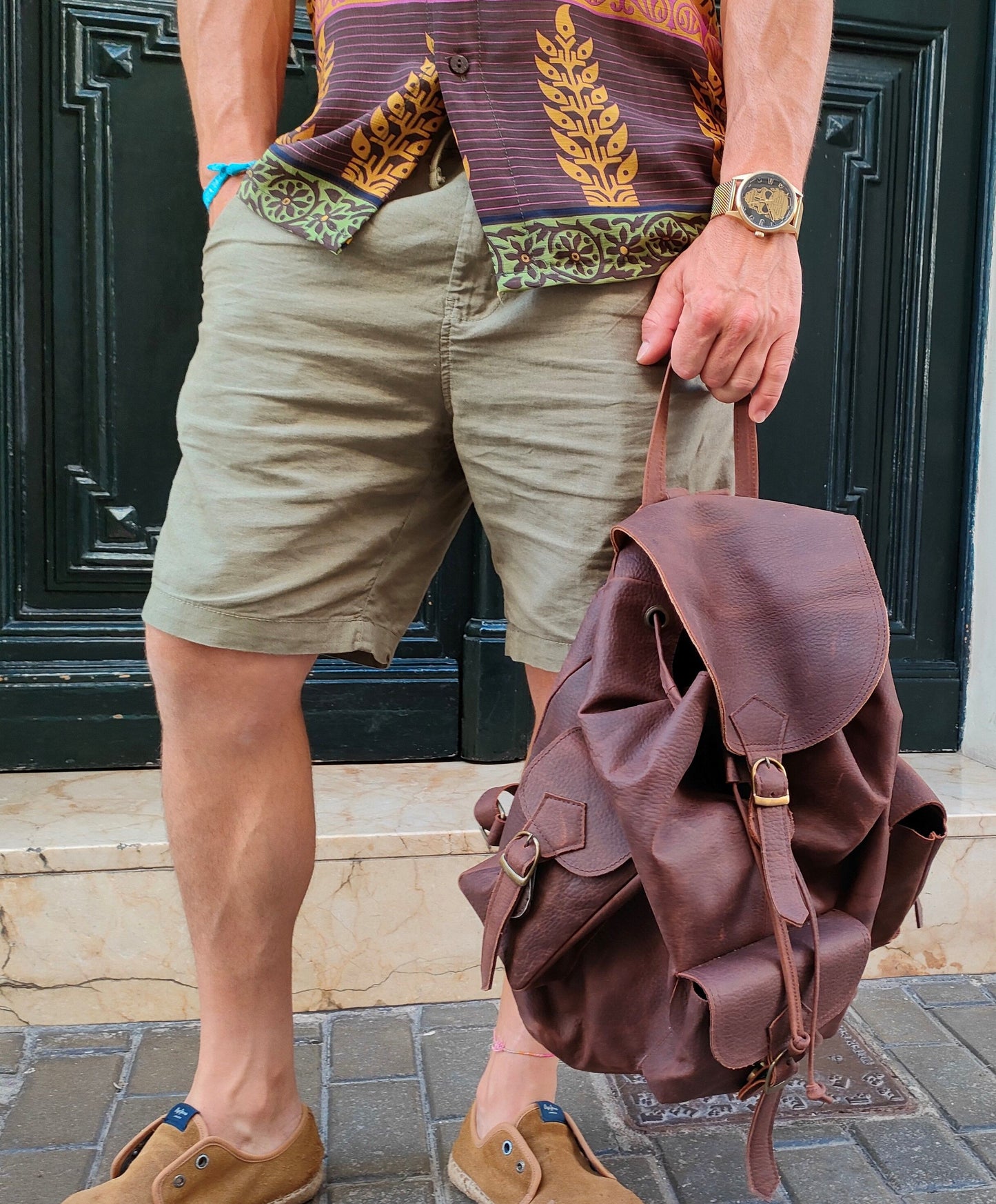 Mochila grande de piel con bolsillos a los lados