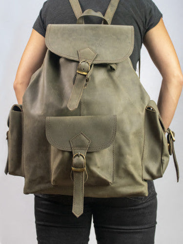 Mochila grande de piel con bolsillos a los lados