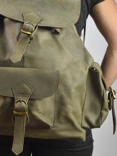 Mochila grande de piel con bolsillos a los lados