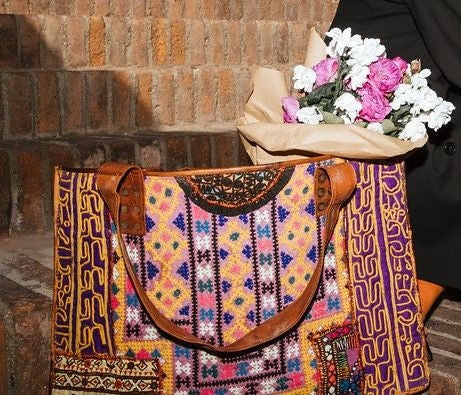 Bolso cuero maxi totte bordado banjara
