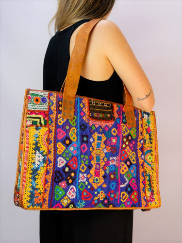 Bolso cuero maxi totte bordado banjara