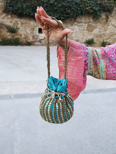 Bolso saquito piezas doradas