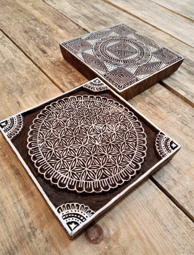 Pieza tallada decorativa cuadrada
