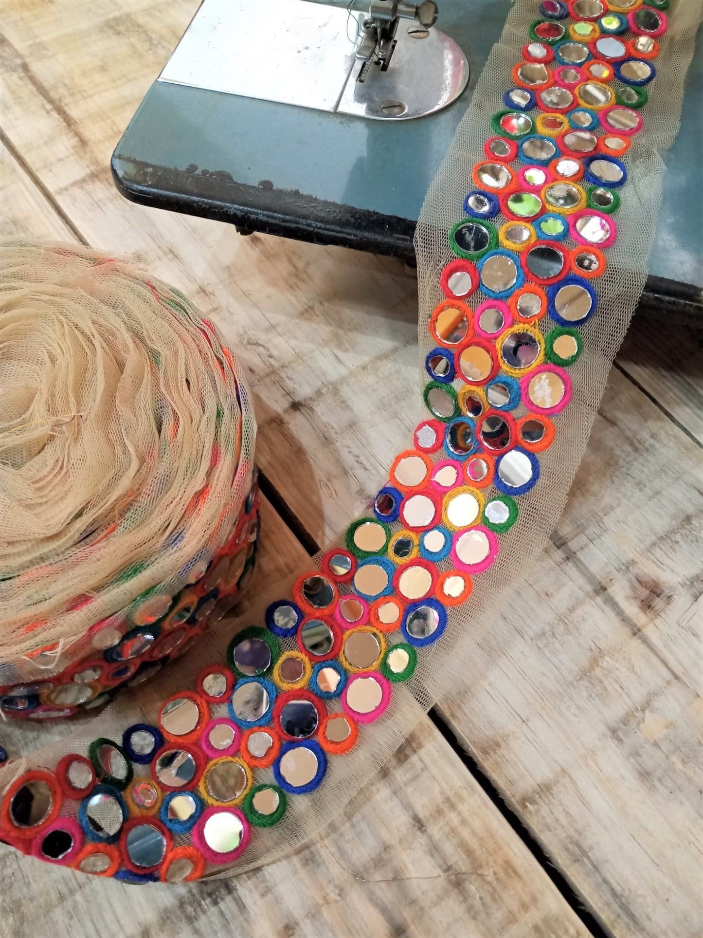 Pasamanería multicolor con espejo