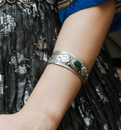 Brazalete grueso con una piedra