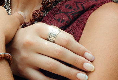 Anillo grabado mantras plateado