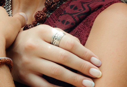 Anillo grabado mantras plateado