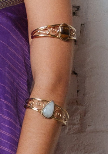 Brazalete Maheen con mineral dorado