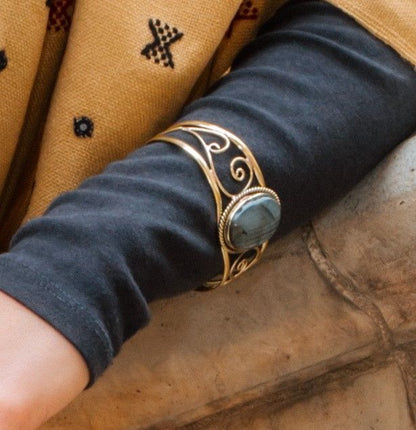 Brazalete Maheen con mineral dorado