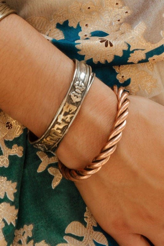 Brazalete grabado mantra plateado