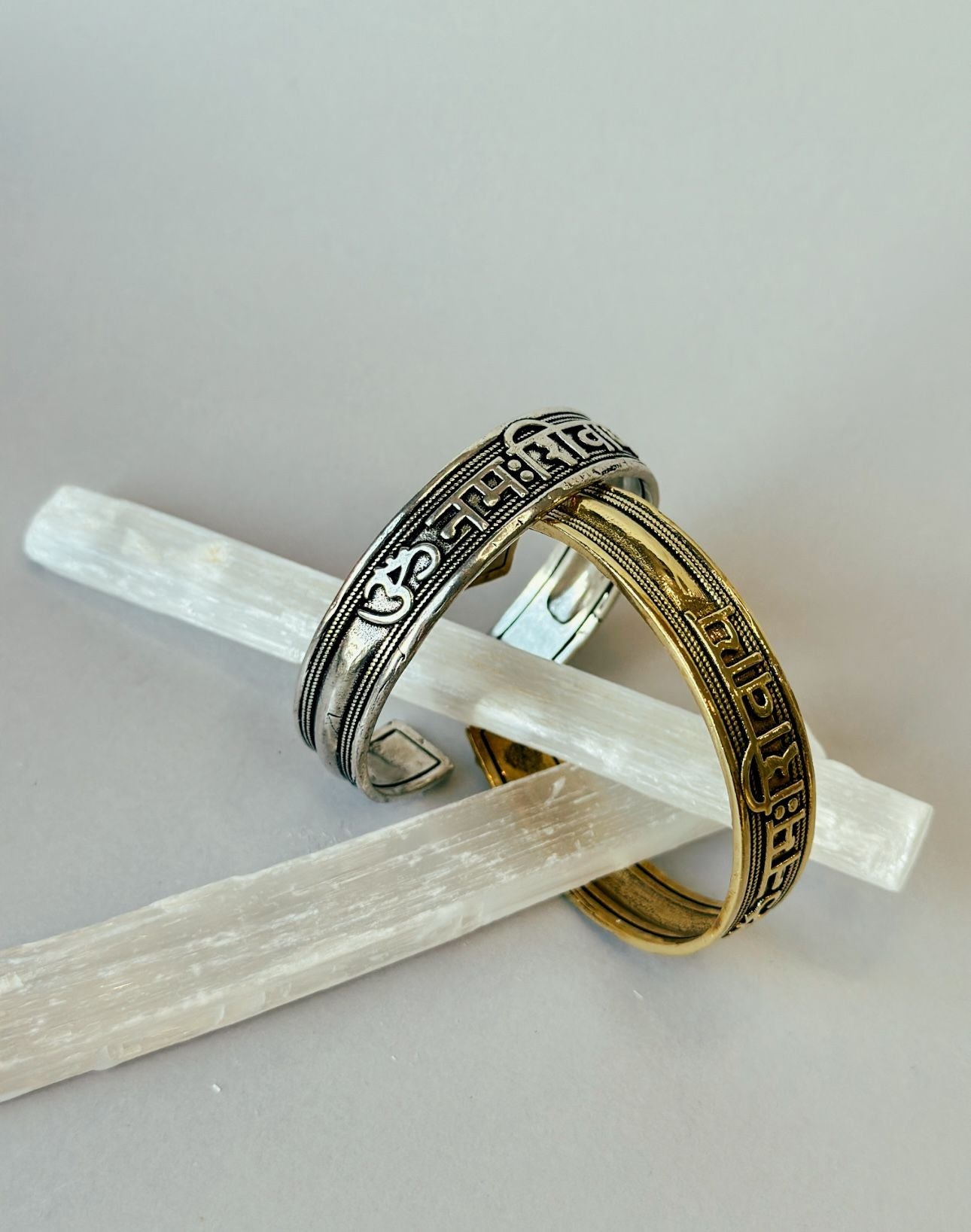 Brazalete grabado mantra plateado