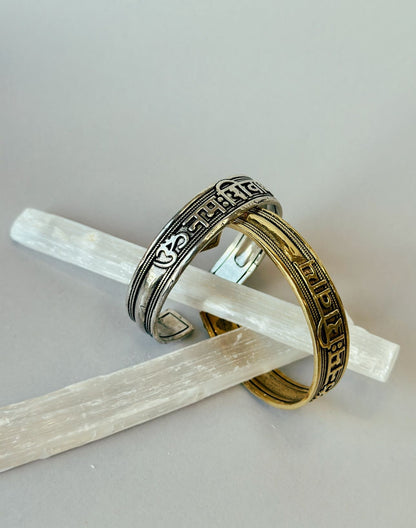 Brazalete grabado mantra plateado