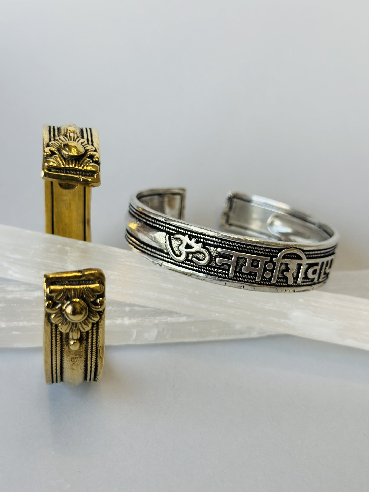 Brazalete grabado mantra plateado