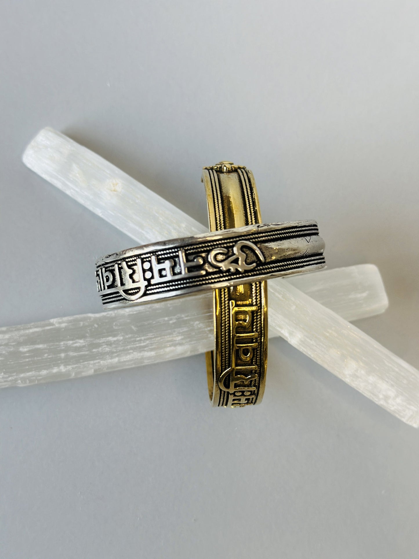 Brazalete grabado mantra plateado