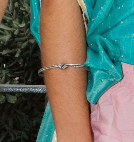 Brazalete con nudo plateado