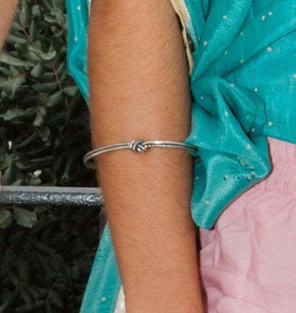 Brazalete con nudo plateado