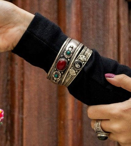 Brazalete grueso con una piedra