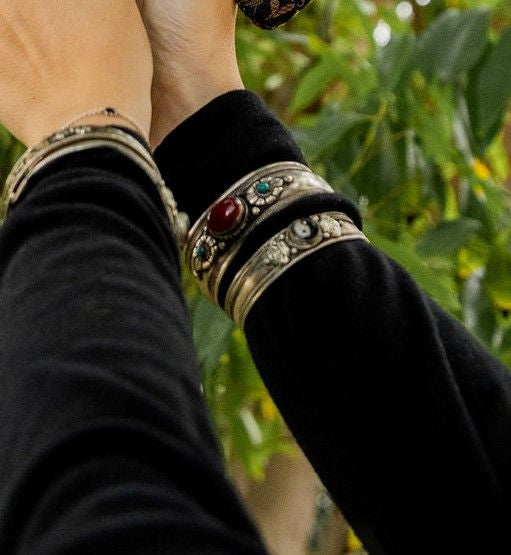 Brazalete grueso con una piedra