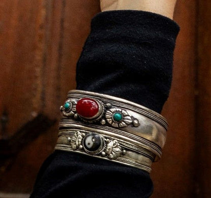 Brazalete grueso con una piedra