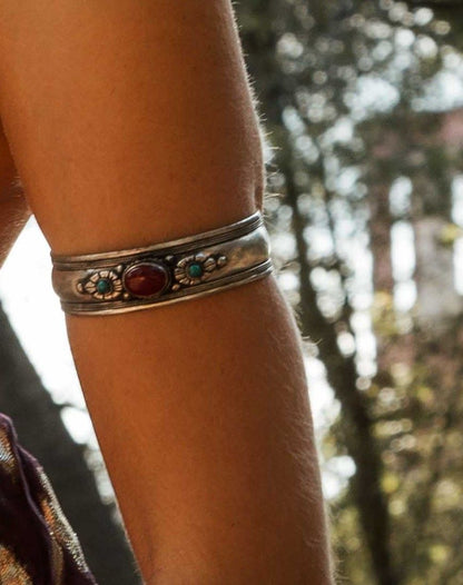 Brazalete grueso con una piedra