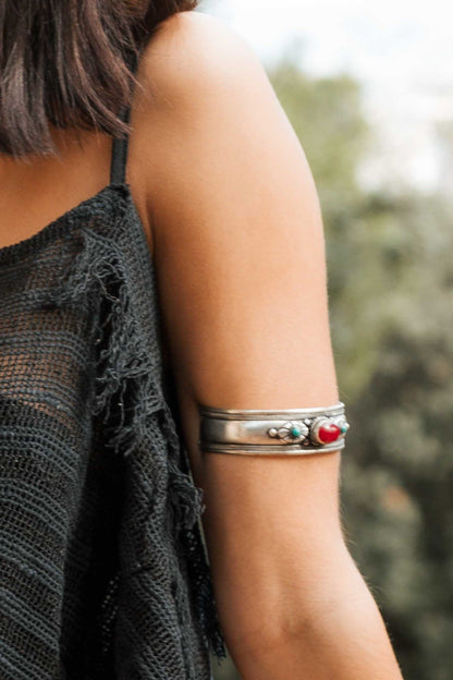 Brazalete grueso con una piedra