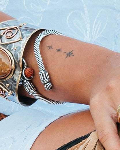 Brazalete con una Rudraksha