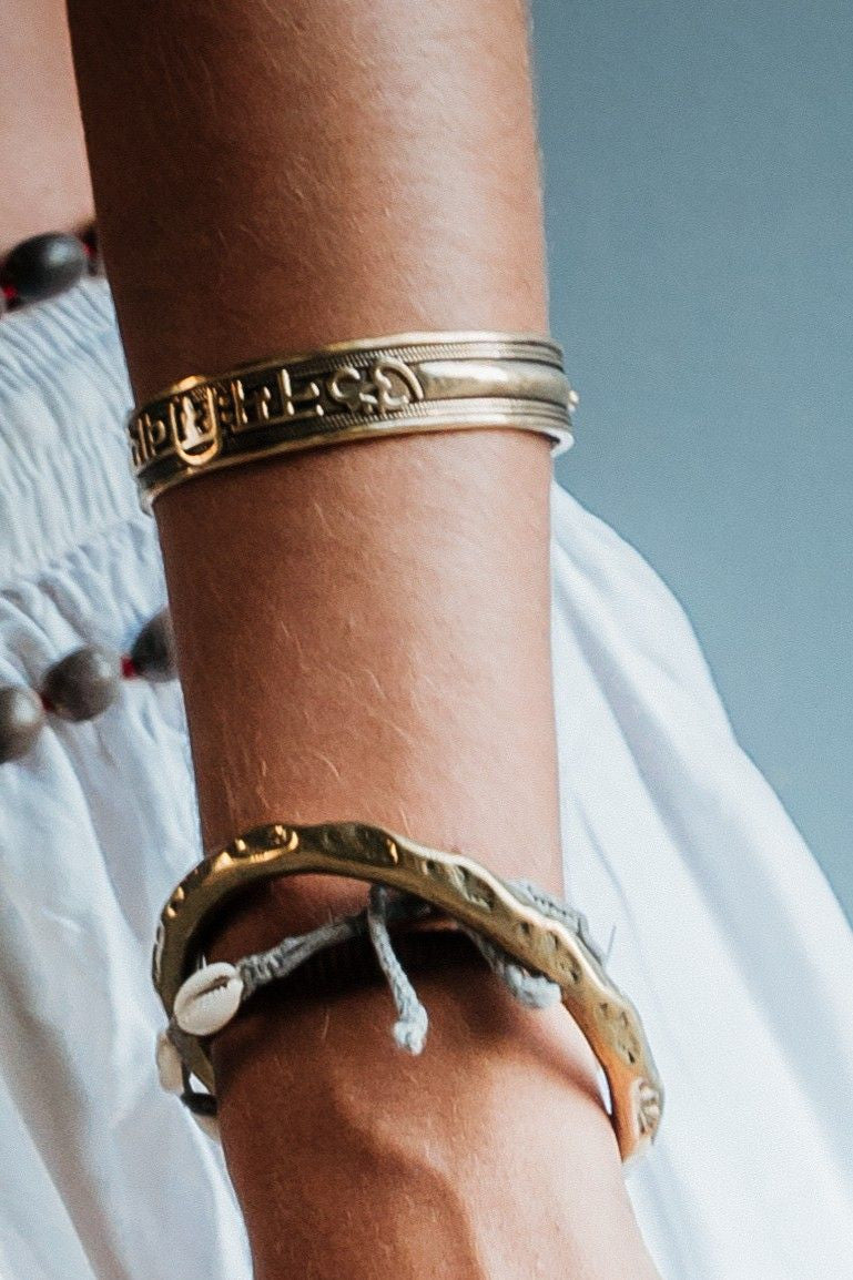 Brazalete grabado mantra dorado