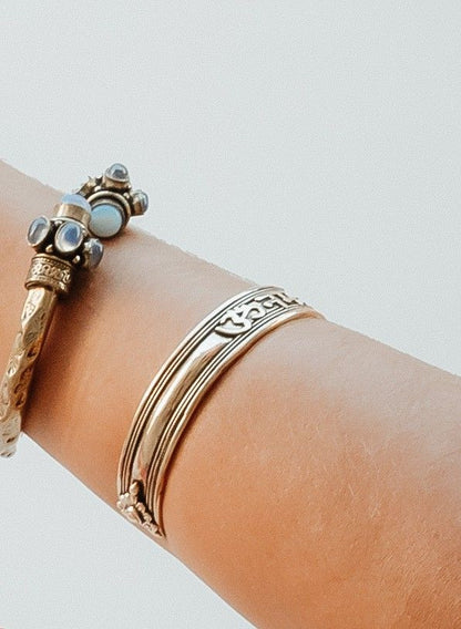 Brazalete grabado mantra dorado